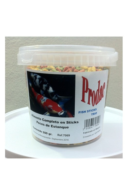 comida sticks peces estanque