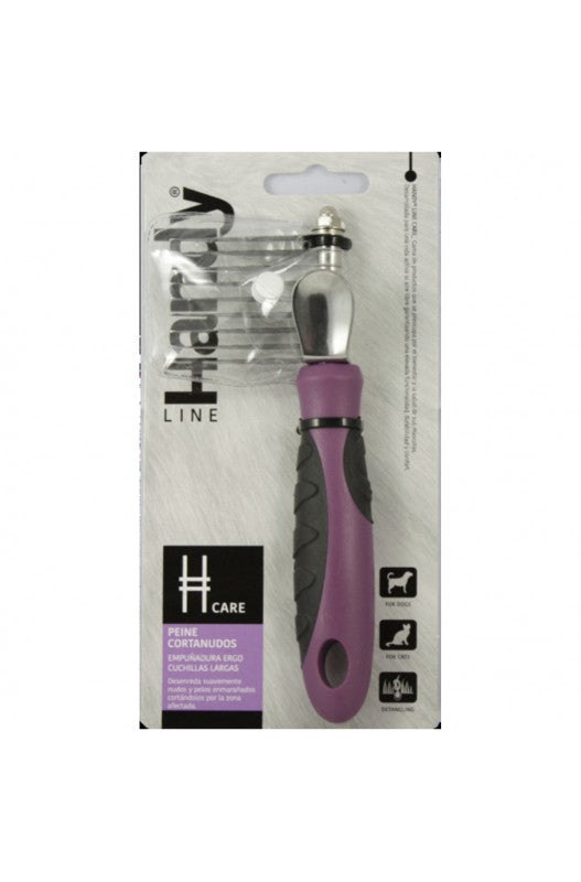 Peine Corta nudos especialmente indicado para animales como perros y gatos de pelo largo es el complemento de la carda para el pelo enredado. Su diseño con 9 cuchillas de perfil l redondeado evita dañar la piel de tu mascota y consigue un perfecto acabado. s