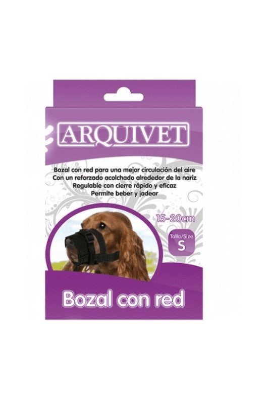 Bozal de Nylon con Red Ajustable es un accesorio versátil y cómodo diseñado para garantizar la seguridad y el control de perros en diversas situaciones. Su estructura ligera y transpirable lo hace ideal para razas de todos los tamaños, proporcionando una solución práctica para evitar mordeduras o comportamientos no deseados.