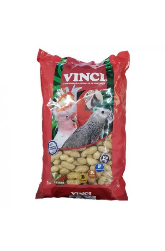 cacahuetes en cáscara de origen chino, presentados en un formato de 2 kg. Es ideal tanto para el consumo animal como para complementar la dieta de ciertas mascotas como aves o pequeños roedores, aportándoles un alimento natural y nutritivo.