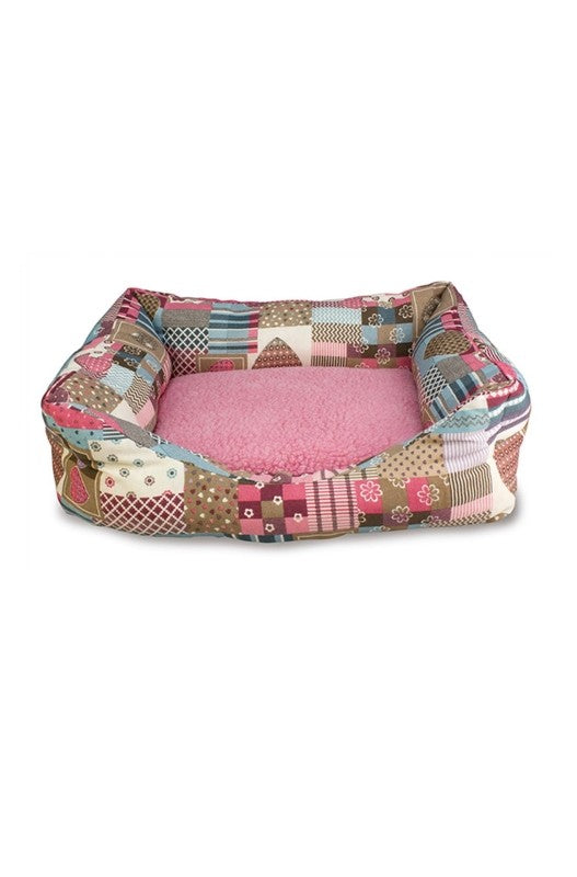 Cama acolchada para perros, ideal para que tu mascota tenga largas y placenteras siestas. La cama tiene forma cuadrada y tiene un relleno mullido y compacto que apenas se deforma con el peso de tu mascota. Tiene un cojín a juego desenfundable que puede lavarse en la lavadora.