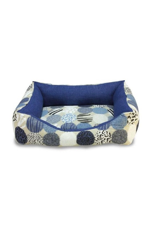 Cama acolchada para perros, ideal para que tu mascota tenga largas y placenteras siestas. La cama tiene forma cuadrada y tiene un relleno mullido y compacto que apenas se deforma con el peso del animal.