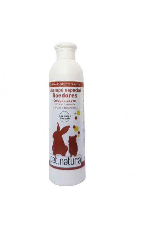 Champú para Roedores 250 ml es un producto especialmente formulado para la higiene y cuidado del pelaje y la piel de pequeñas mascotas como conejos, cobayas, hámsters y otros roedores. Su fórmula suave está diseñada para adaptarse a la sensibilidad de su piel y proporcionar un lavado seguro y eficaz.